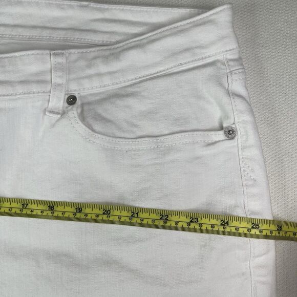 Torrid Boyfriend Shorts White Feel The Fit Vintage Stretch Women’s Denim Sz 24 - Picture 5 of 11